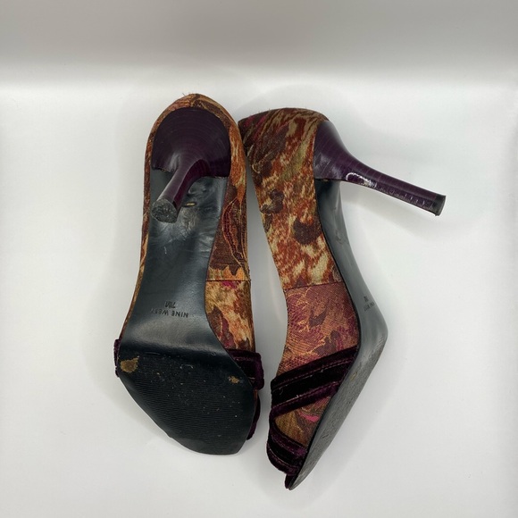 Nine West velvet & brocade heels. Burgundy & gold w/ bronze buckle. Size 7. - Picture 9 of 12